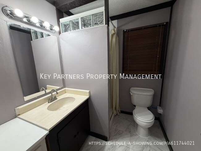 Building Photo - 821 S Edgemere Dr