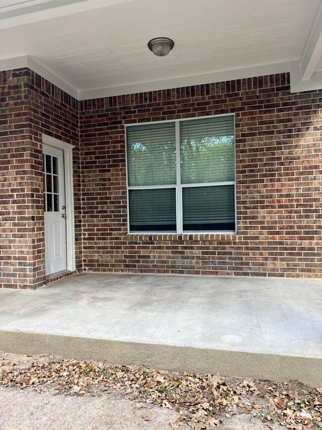 Building Photo - 521 Sweetwater Dr