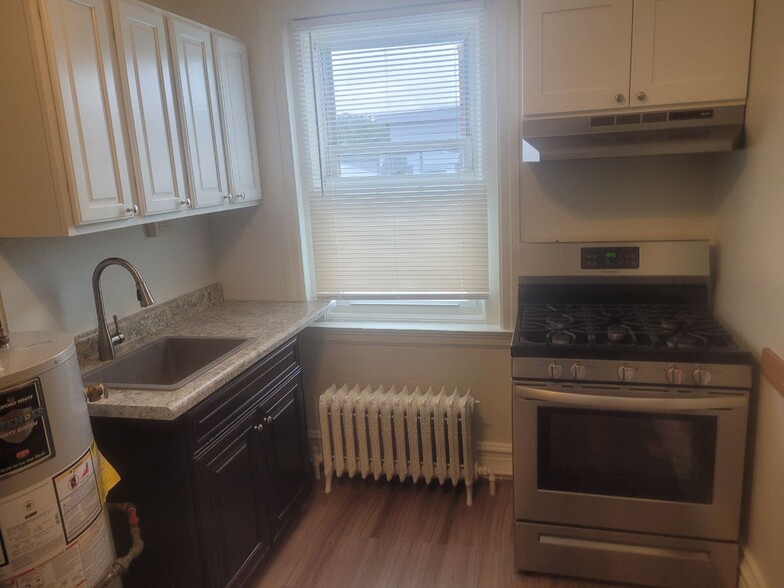 Primary Photo - 7 E Butler Ave