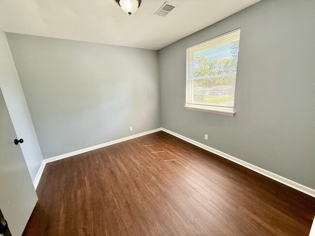 Building Photo - 2 Bedroom in Time for Fall! $1450