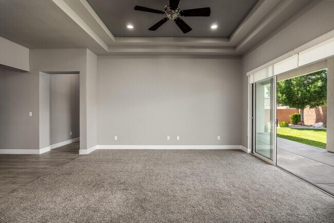 Building Photo - 1861 N Mountain View Dr
