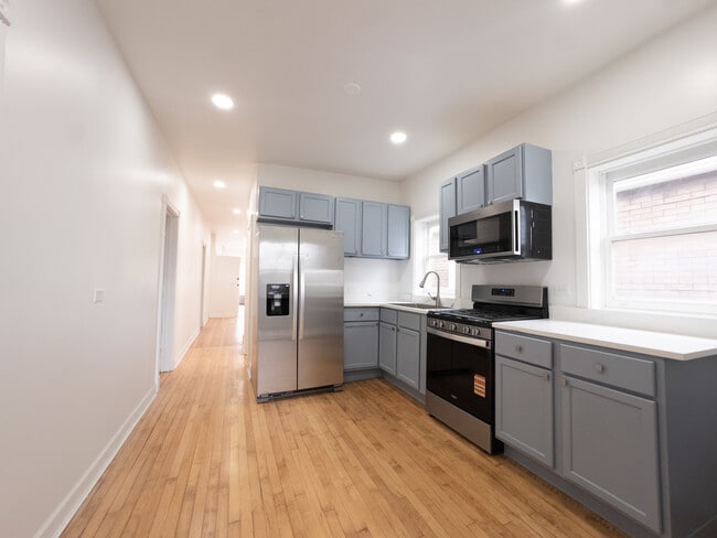 Building Photo - 2016 N Kilbourn Ave