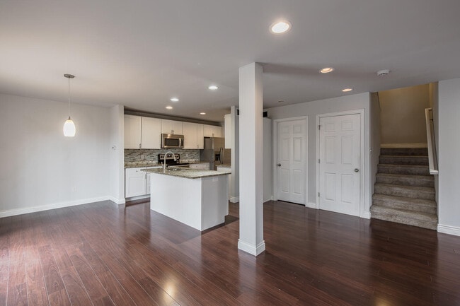 Building Photo - 324 Stratford Ln