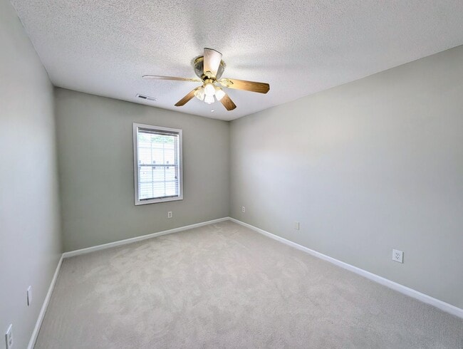Building Photo - Move-In Ready Townhome with Downstairs Pri...