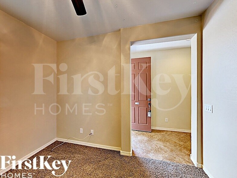 Building Photo - 802 W Love Rd