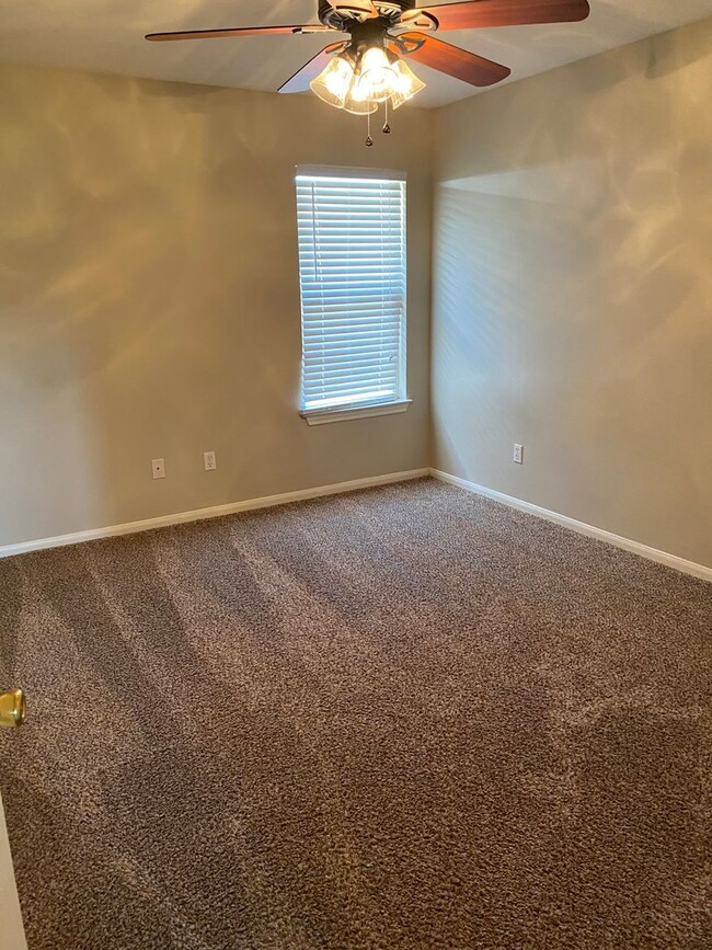 Building Photo - THREE BEDROOMS TWO BATHS, FENCED BACKYARD, ON SHUTTLE ROUTE