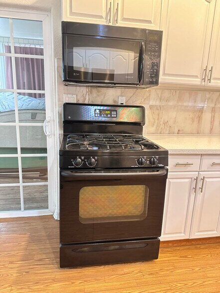 Building Photo - 3100 SE 122nd Ave