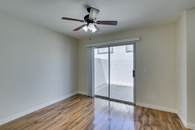 Building Photo - 3 Bedroom 2.5 Bathroom Townhouse in Henderson.