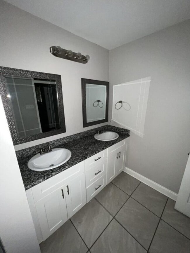 Building Photo - Spacious 4-bedroom 2.5-bathroom Home with Modern Upgrades