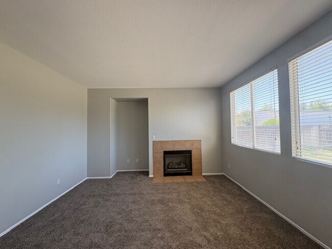 Building Photo - 4 Bedroom with NEW Carpet & Paint