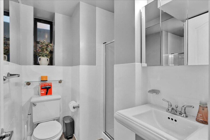 Building Photo - 346 E 18th St