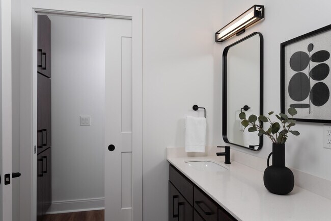 Building Photo - 600 E Henry Clay St