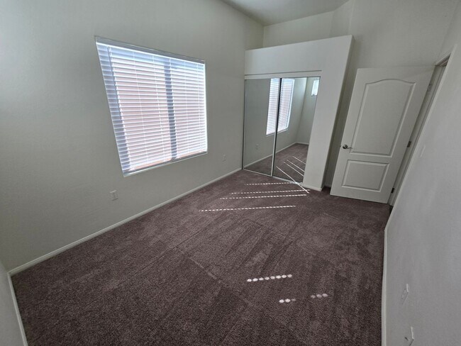 Building Photo - Spacious 3 bedroom 2 bath upgraded condo