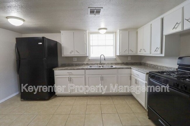 Building Photo - 405 S Maple St