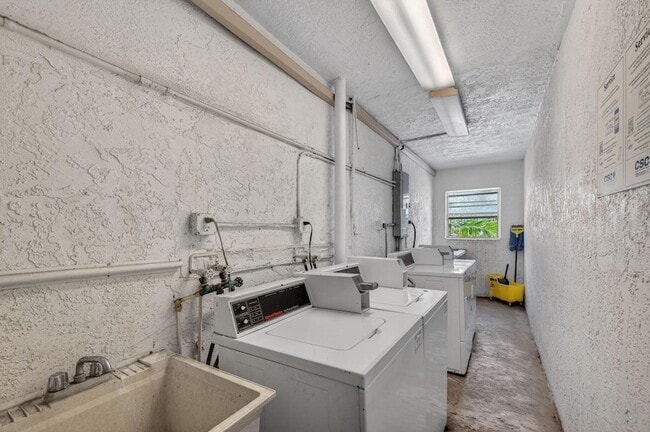 Building Photo - 901 NE 3rd St