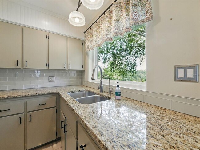 Building Photo - 1426 Crestview Dr