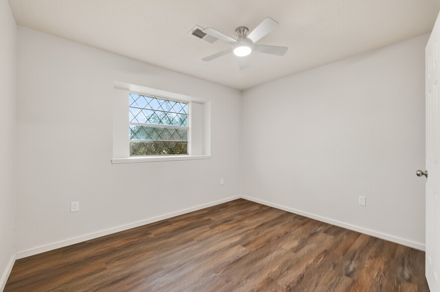 Second bedroom - 3902 Beran Dr