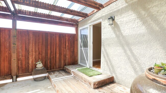 Building Photo - Beautifully Remodeled 3 Bed, 2 Bath Home i...