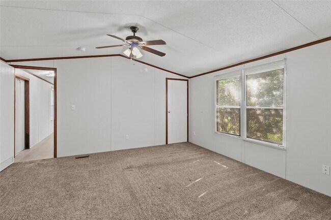 Building Photo - 15930 Pine St