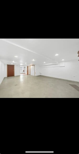 Building Photo - 3841 S Lowe Ave
