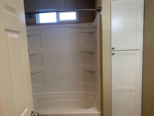 Building Photo - Remodeled 2 Bedroom 2 Bath in Great Location!