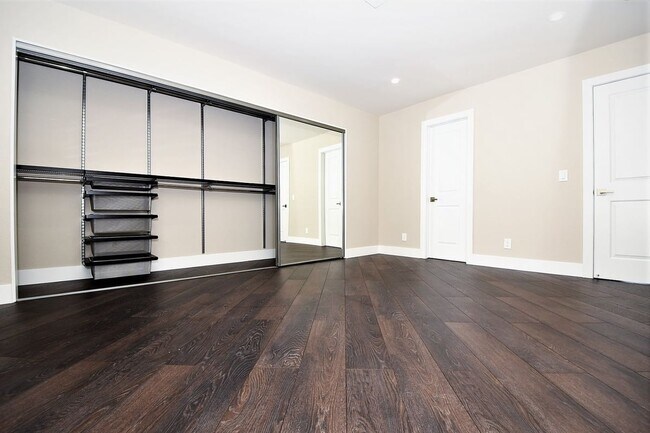 Building Photo - Stunning 2-Bedroom, 2-Bathroom Condo Located at The Lakes!