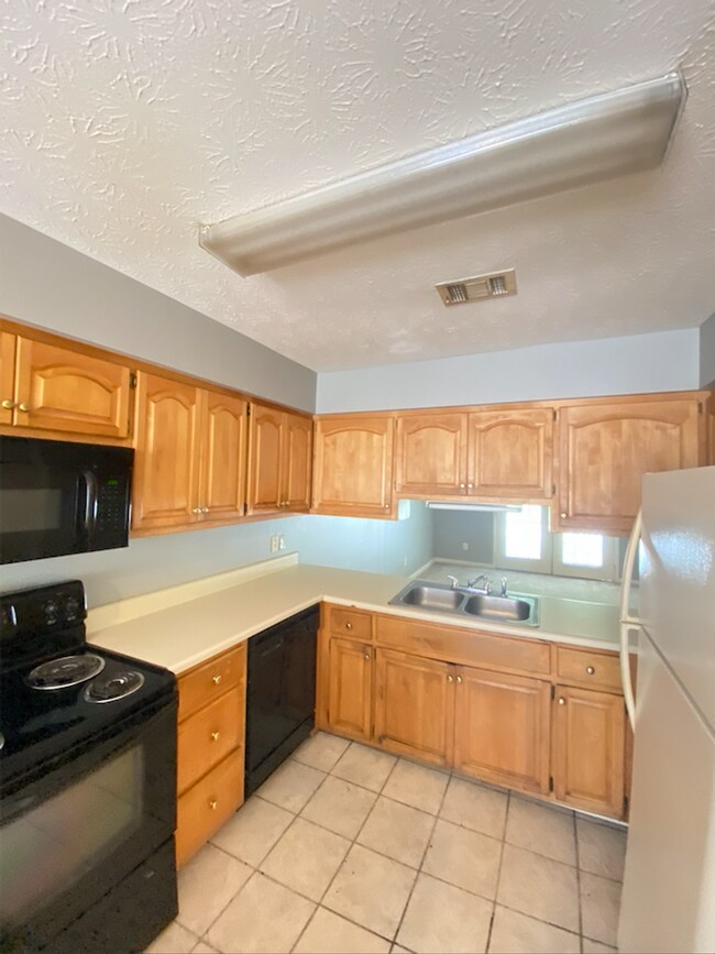 Building Photo - Northpointe Duplex Available for May!