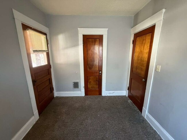 Building Photo - 4 BED 1 BATH SINGLE FAMILY HOME IN CLEVELAND!