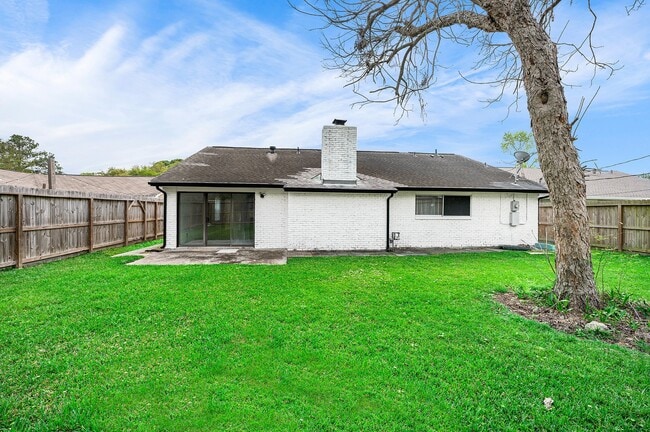 Building Photo - 10818 Hillcroft Ave