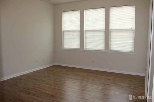 Building Photo - 6 Bond St