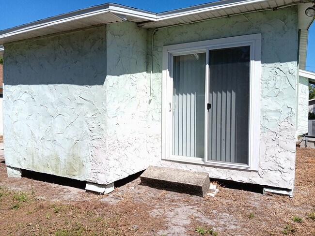 Building Photo - 2/1 bungalow in north St Pete