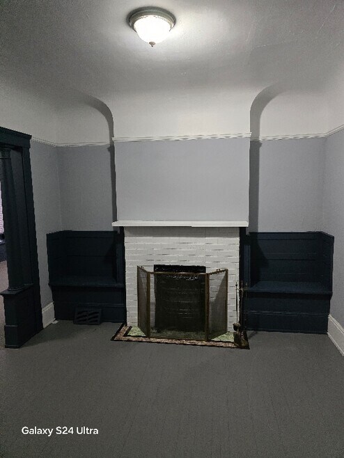 Building Photo - 1380 E 85th St