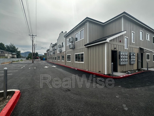 Building Photo - 1935 W Table Rock Rd