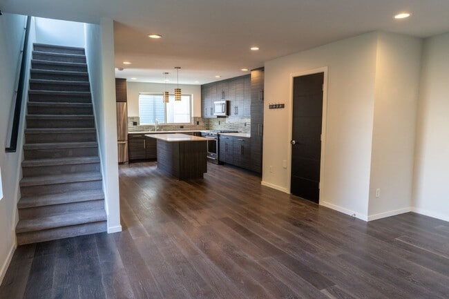 Building Photo - 3Bd/3.5Ba Seattle Townhouse