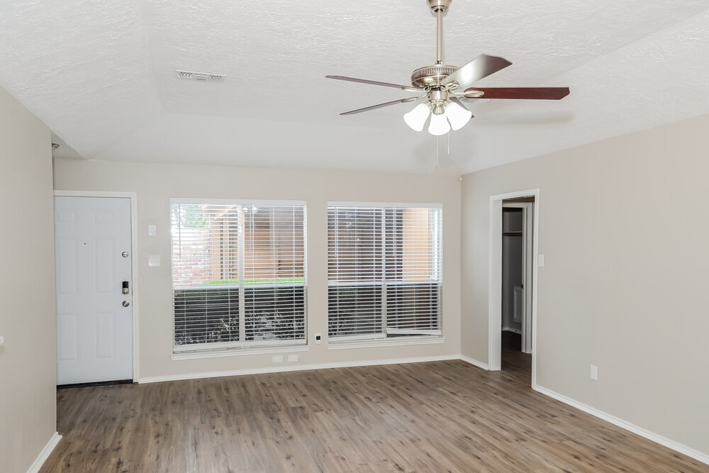 Building Photo - 6926 Bullinger Dr