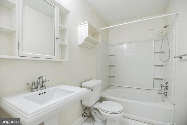 Building Photo - 127 Kings Croft Dr