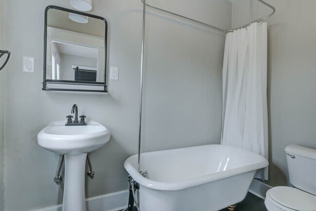 Building Photo - Nicely Renovated Top Floor Corner 1-Bed w/...