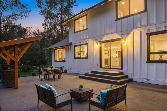 Building Photo - 4Bd/2.5Ba Bellevue House
