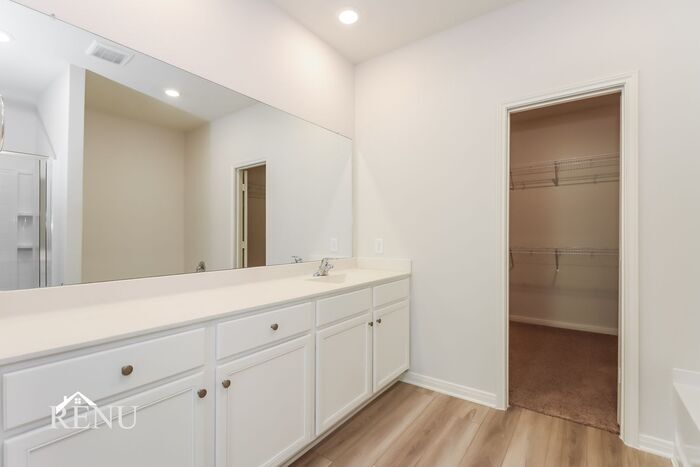 Building Photo - 10445 Sweetwater Creek Dr