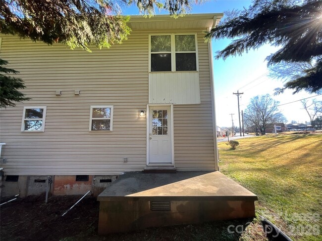 Building Photo - 206 W 15th St