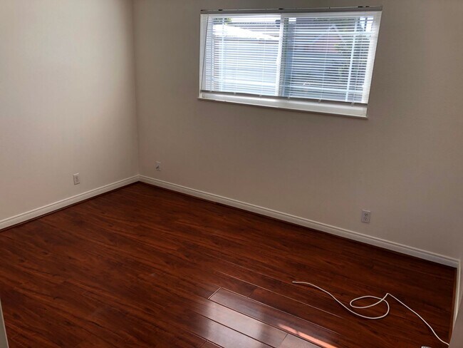 Building Photo - Amazing Single Family Home Located in desirable Huntington Beach!