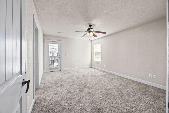 Building Photo - 547 N Longfellow Ln