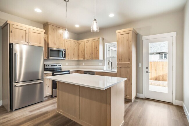 Building Photo - Brand New 3 Bed Townhome - Half Month Rent Credit!