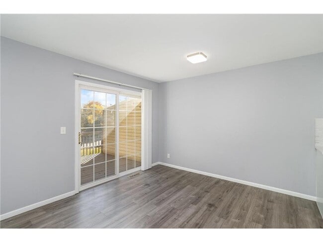 Building Photo - Updated 3 bedroom, 2 bath townhome near Eden Prairie Center!  Available 3/1/26