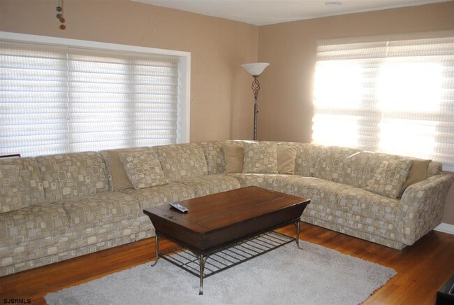 Building Photo - 110 N Gladstone Ave