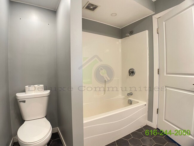 Building Photo - 3 Bedroom (with an extra room) Home Availa...