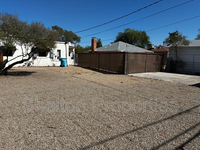 Building Photo - 1802 N Laurel Ave