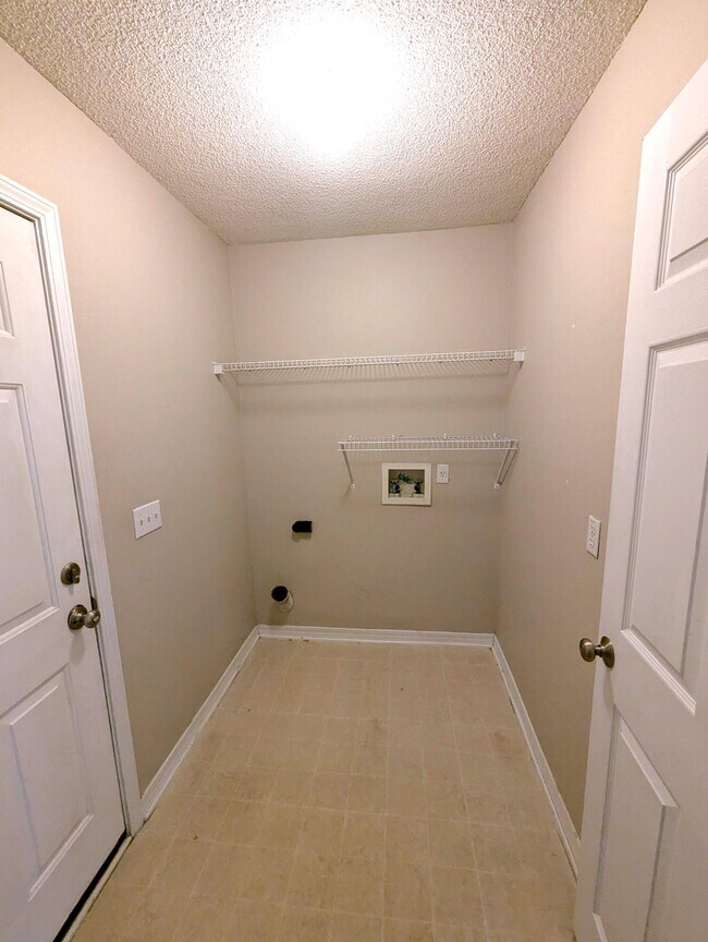 Building Photo - 9451 Pine Lily Ct