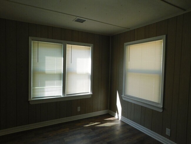 Building Photo - One bedroom/1 bath duplex in El Dorado!