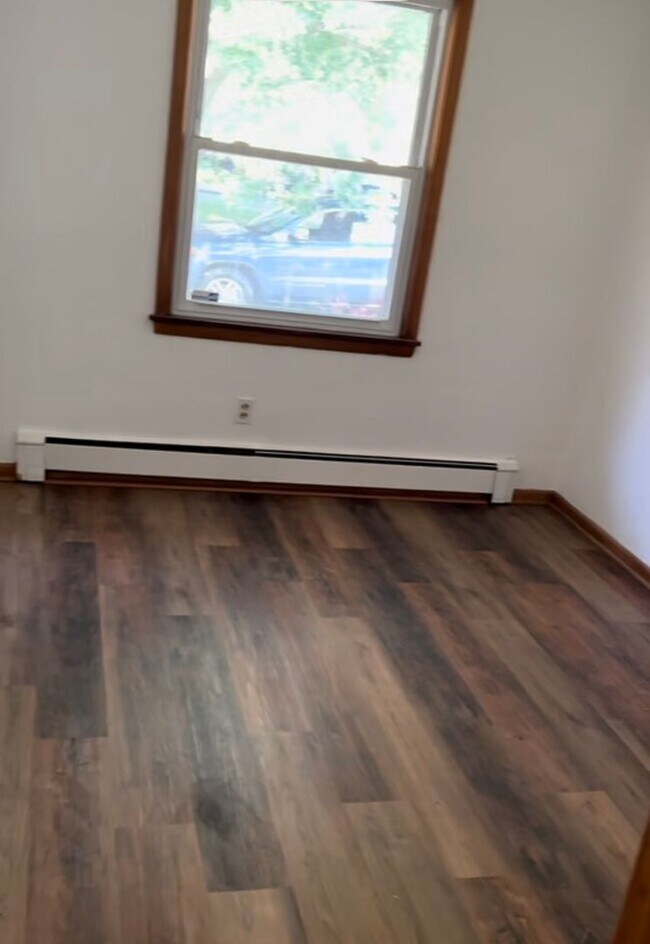 Building Photo - Cute 3 bedroom house